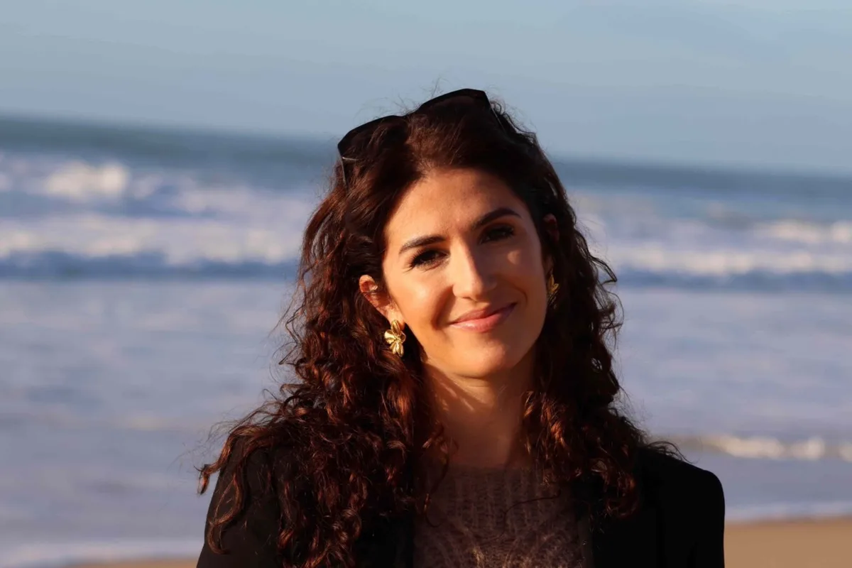 Floriane, créatrice de Manger Heureuse, souriante au bord de la mer